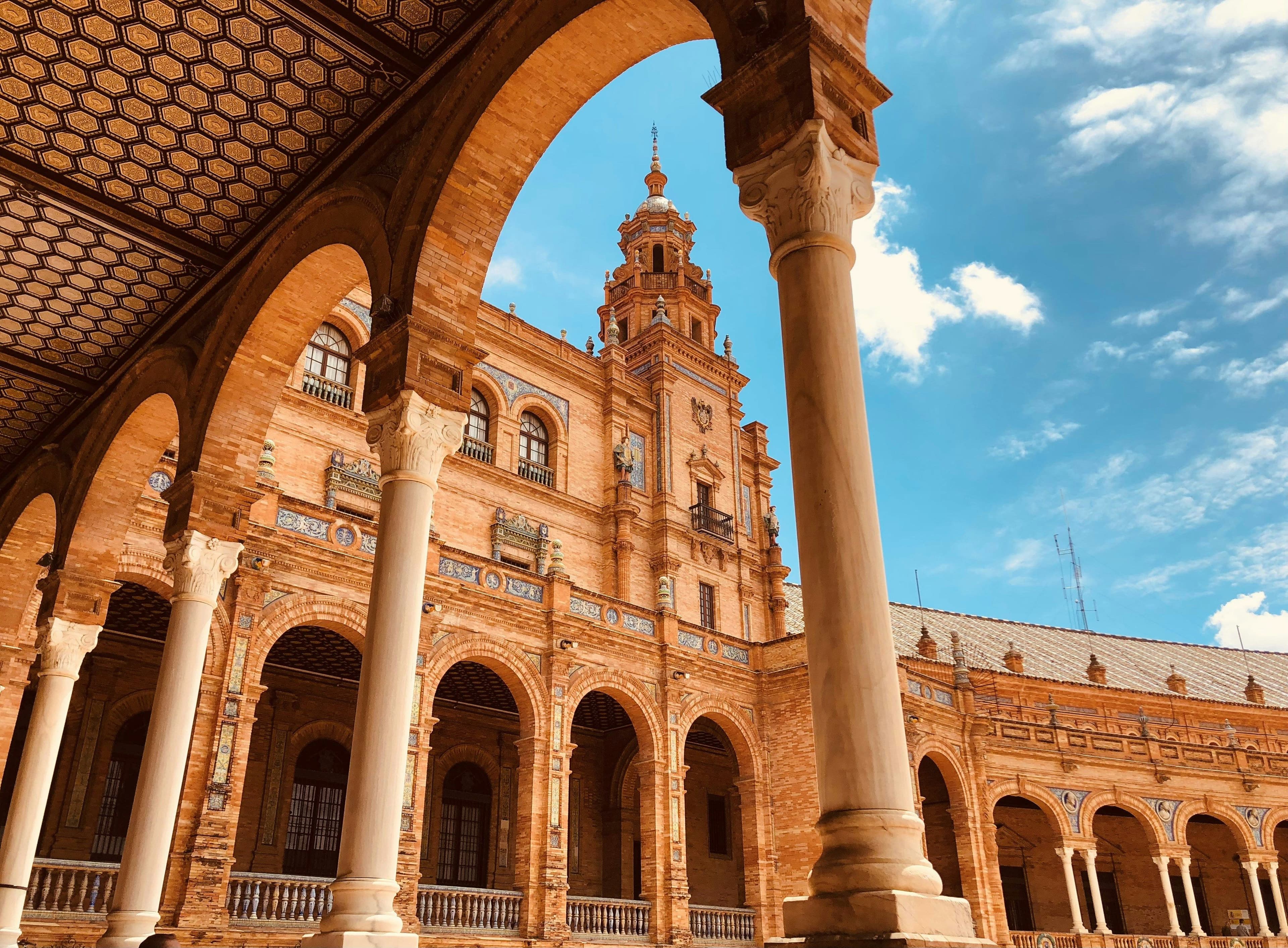 Historic apartment building investment in central Seville near Plaza Nueva